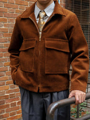 モデルがコーデュロイジャケットを着用し、優れた保温効果とファッション性を表現。