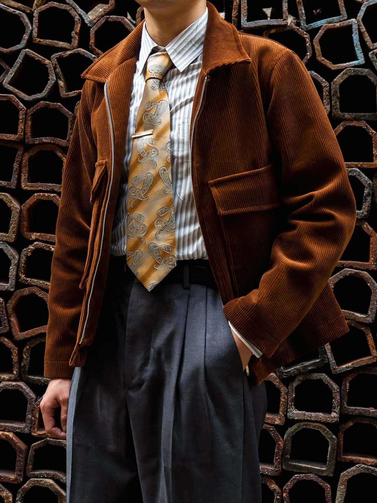 ジャケットのディテール。コーデュロイの質感とウールライニングを示す。