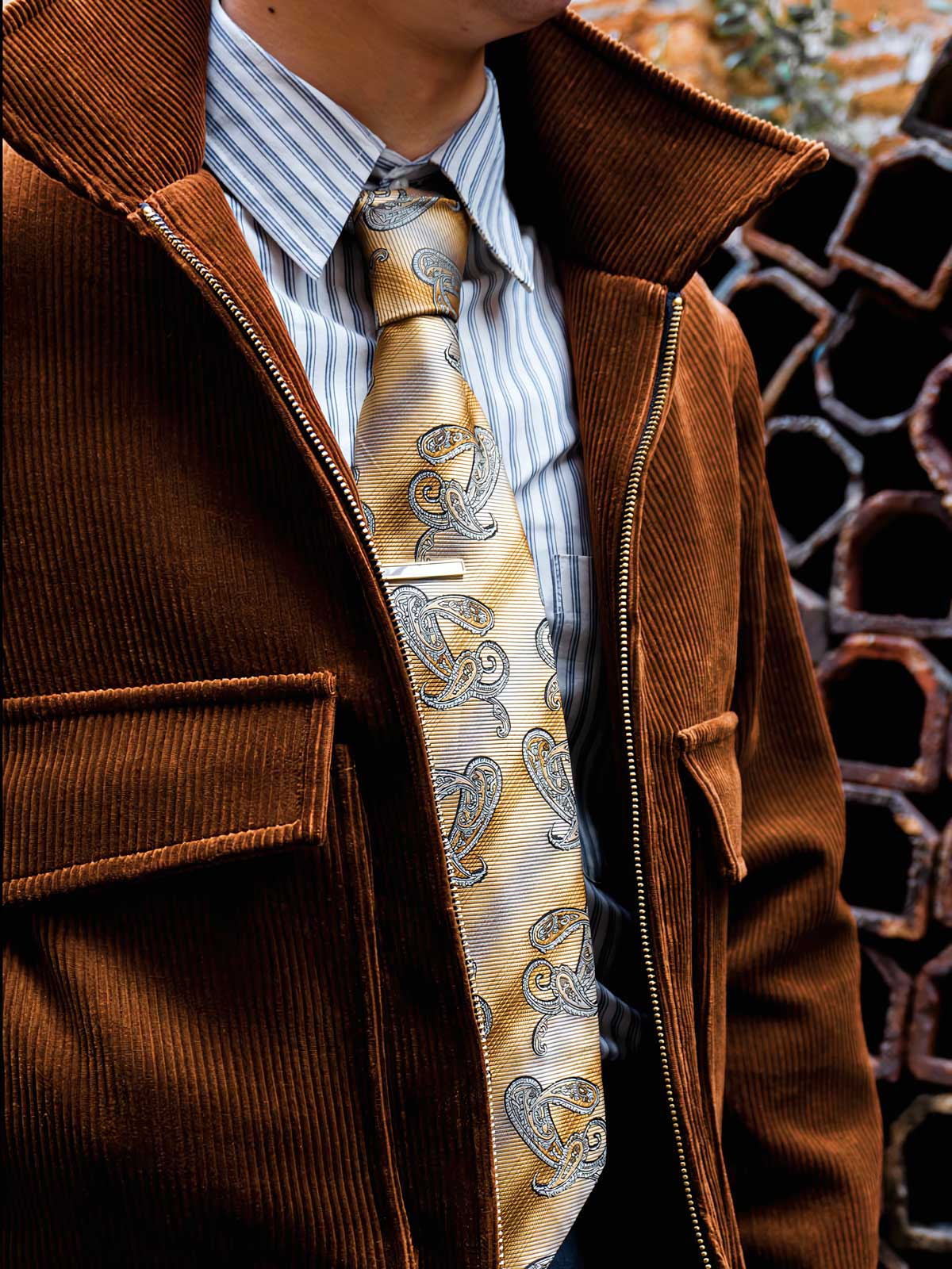 モデルがコーデュロイジャケットを着用し、優れた保温効果とファッション性を表現。