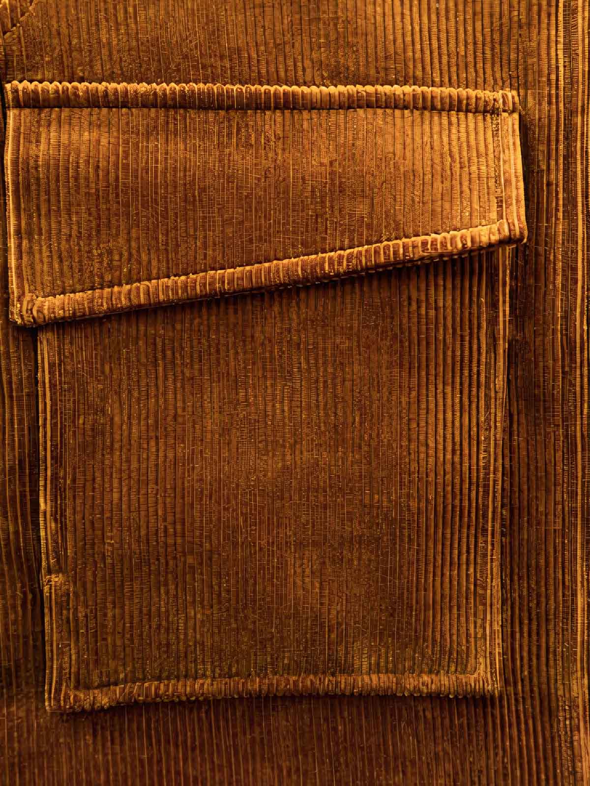 ジャケットのディテール。コーデュロイの質感とウールライニングを示す。