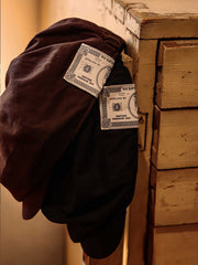 製品画像: イギリス風のヴィンテージショートブリムキャスケットの正面。上質なコットンとヘビーキャンバスの独特なデザイン。
詳細画像: キャスケットのショートブリムとブルドッグ織りネームのディテール。クラシック感と耐久性が際立つ。