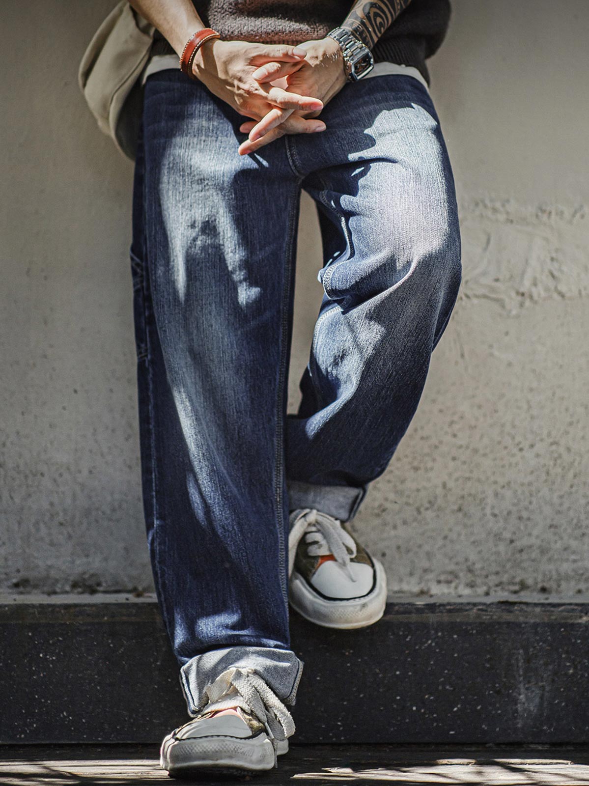 モデル画像: モデルが着用するウォッシュドデニム ロガーパンツ展示図
