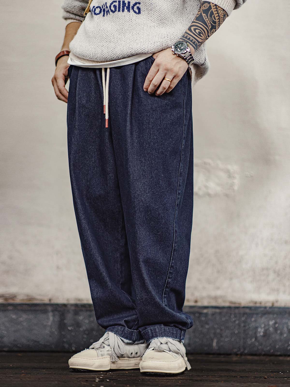 製品画像: ウエストゴム付きヴィンテージデニムジョガーパンツの全体像
詳細画像: ウエストゴムとヴィンテージデニム素材のディテールを強調したショット