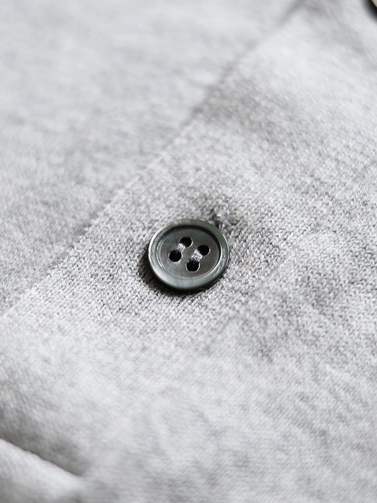 ポロシャツの天然シェルボタンディテール