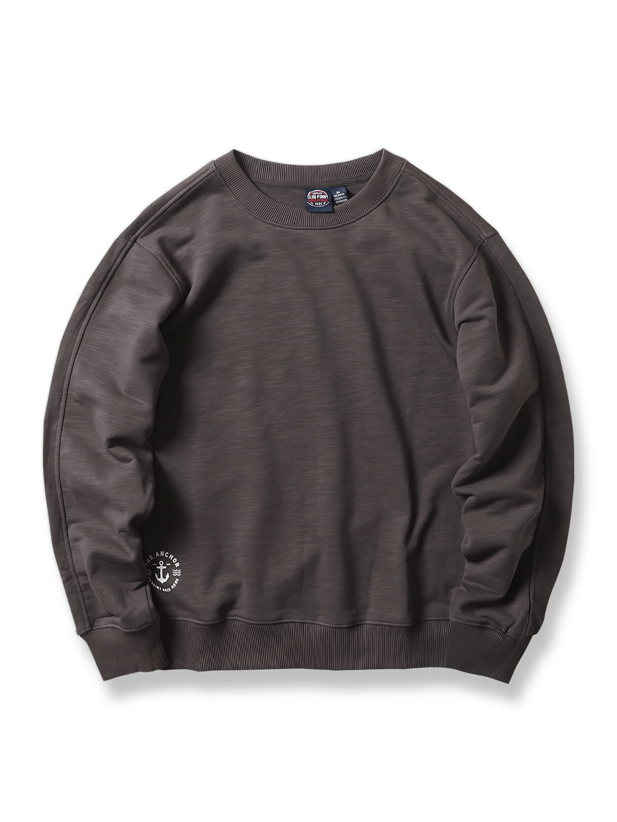 製品画像: ネイビーのアンカー柄エンブレムが施されたクルーネックプルオーバー長袖スウェットシャツの正面画像。ミリタリーデザインと100%コットン素材の特徴を表示。
詳細画像: ネイビーのアンカー柄エンブレムのディテール画像。スウェットシャツの質感とエンブレムのクローズアップ。