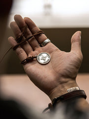 「祈る手」スウェード ネックレス