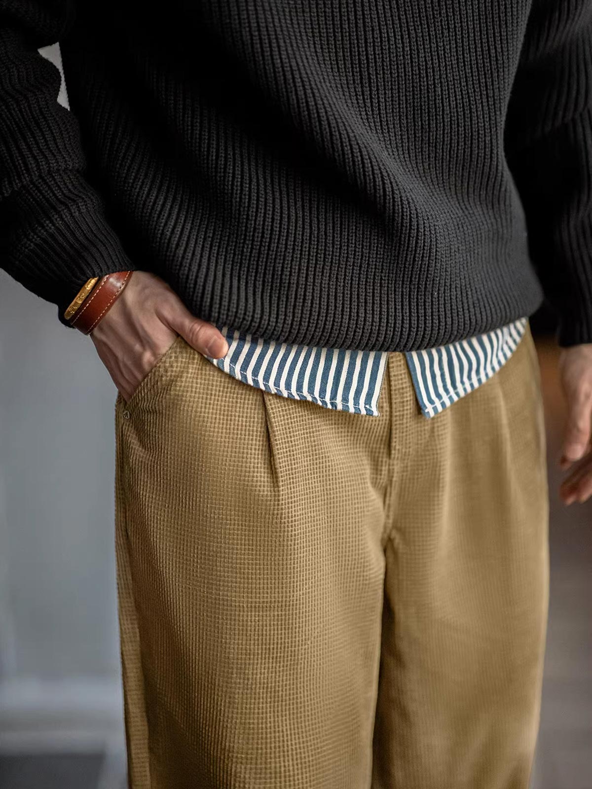  コーデュロイのテクスチャーと斜めポケットのディテール