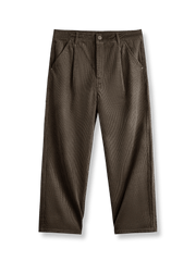 モデルが着用するコーデュロイパンツ - ワイドシルエットとヴィンテージスタイルを強調