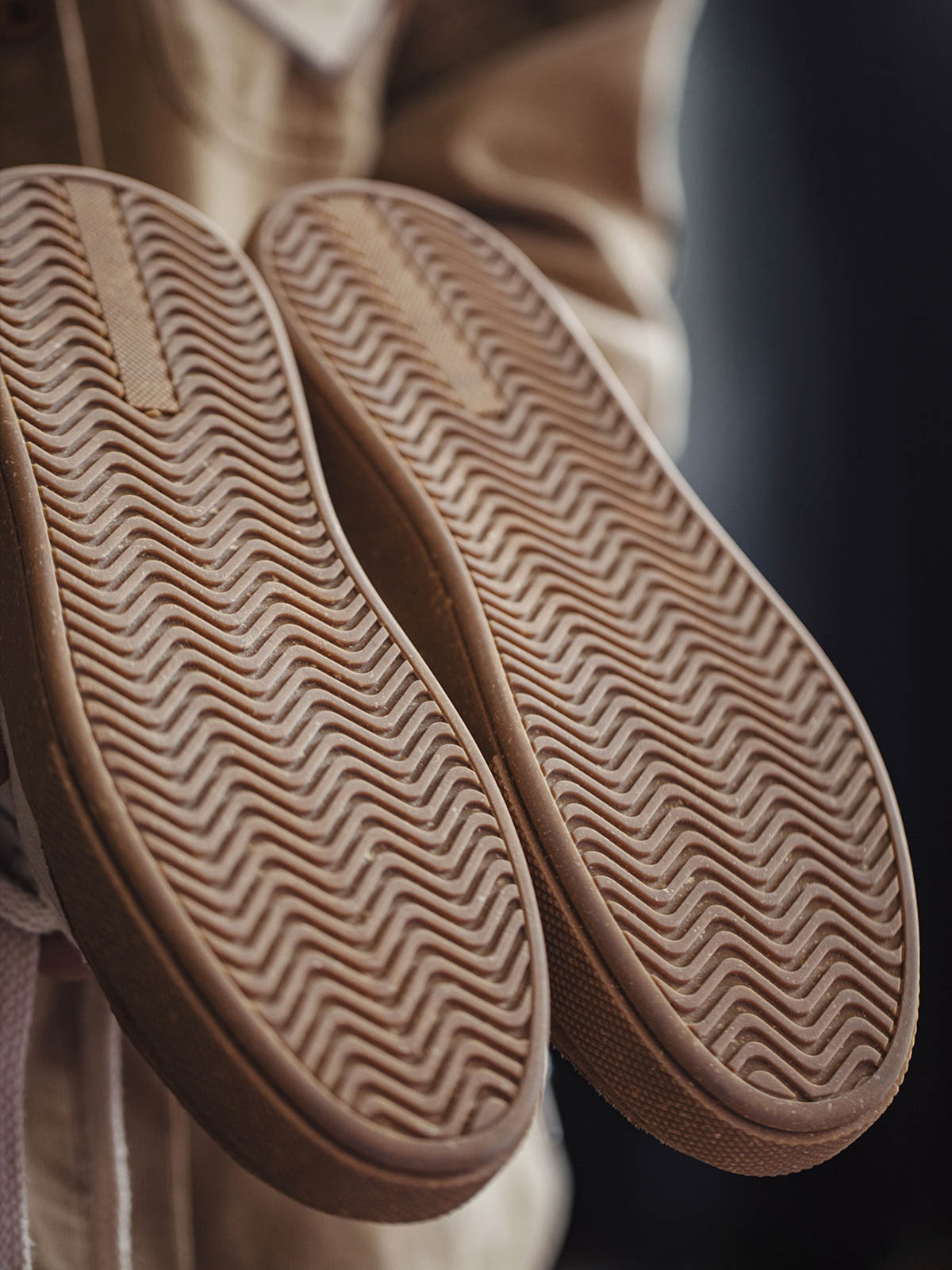 製品画像: サンドストーンカラースニーカー*シティ限定モデル
詳細画像: コルクの質感を持つラバーソールとブロックステッチのディテール