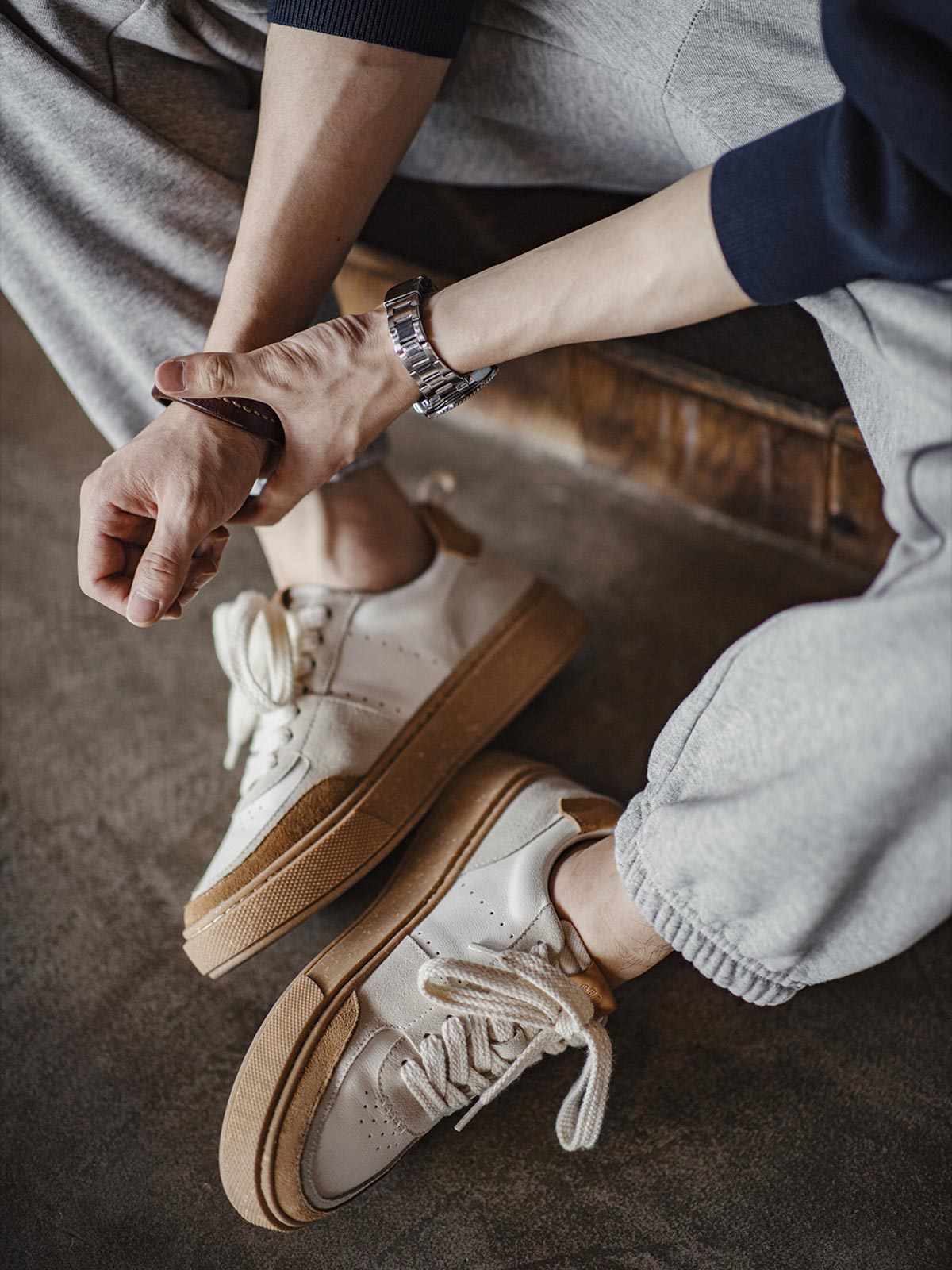 製品画像: サンドストーンカラースニーカー*シティ限定モデル
詳細画像: コルクの質感を持つラバーソールとブロックステッチのディテール