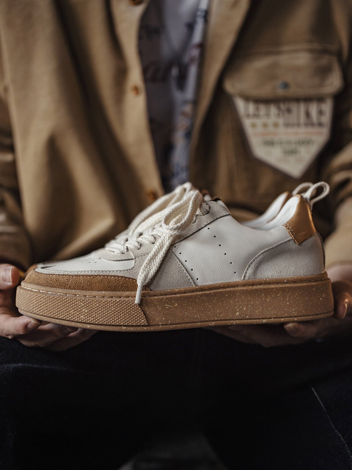 製品画像: サンドストーンカラースニーカー*シティ限定モデル
詳細画像: コルクの質感を持つラバーソールとブロックステッチのディテール