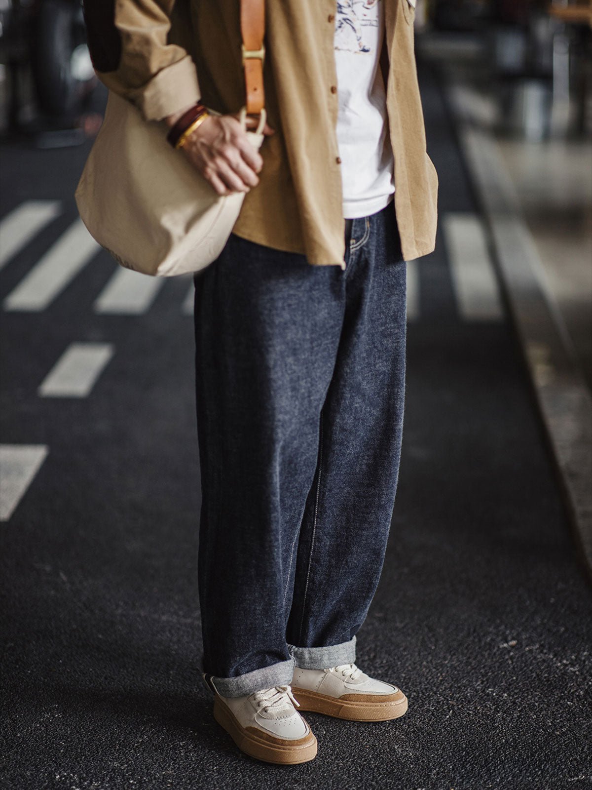 製品画像: サンドストーンカラースニーカー*シティ限定モデル
詳細画像: コルクの質感を持つラバーソールとブロックステッチのディテール