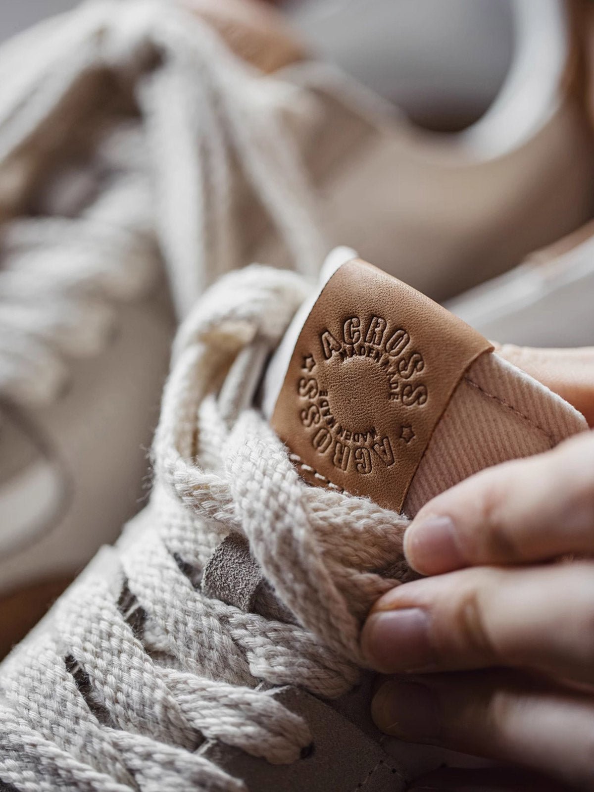 製品画像: サンドストーンカラースニーカー*シティ限定モデル
詳細画像: コルクの質感を持つラバーソールとブロックステッチのディテール