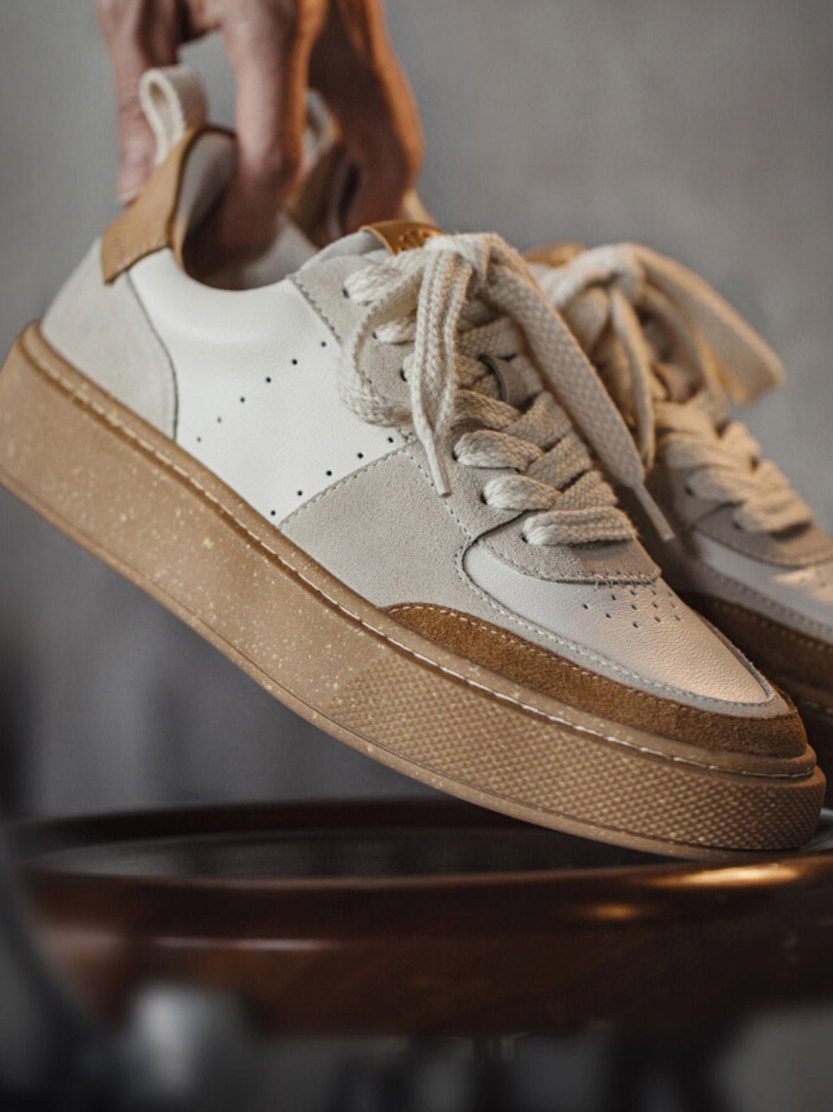 製品画像: サンドストーンカラースニーカー*シティ限定モデル
詳細画像: コルクの質感を持つラバーソールとブロックステッチのディテール