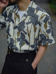 モデル画像：モデルが着用するアイリスプリントリネンキューバシャツ展示図