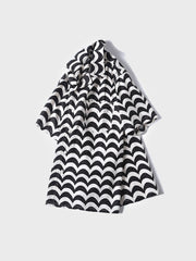 キューバカラーの半袖リネンシャツ、黒と白の波状パターン。リラックスフィットで、暑い季節に理想的な着心地を実現。