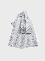 貝殻プリントが施された半袖シャツ。リラックスフィットと100%純綿の生地が特徴で、夏の涼しさと快適な着心地を提供します。」