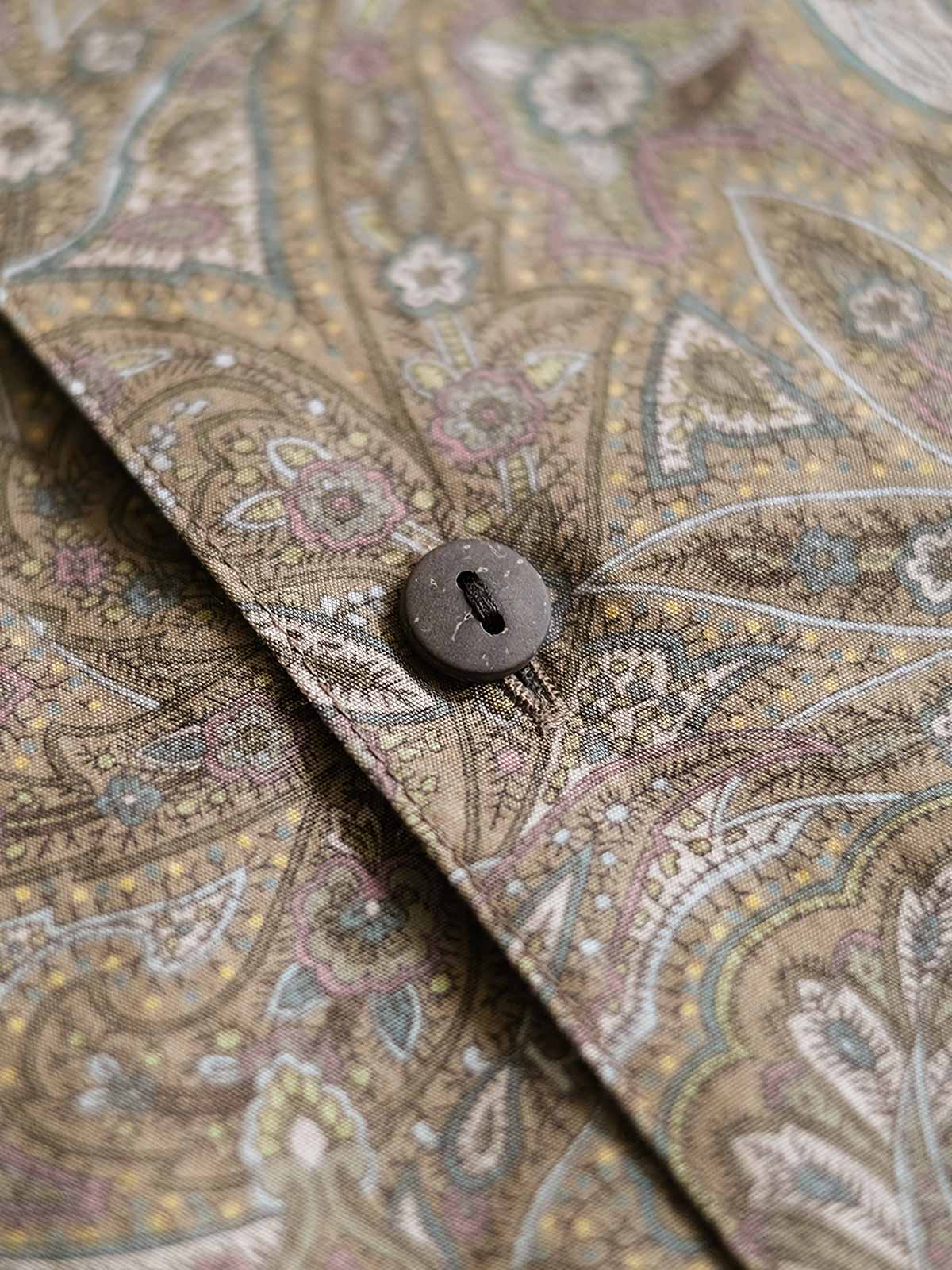  シャツのペイズリー柄生地とココナッツシェルボタンのディテール