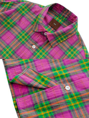 ウォッシュドチェック柄シャツのクローズアップ、細かなステッチとクラシックな襟が特徴。