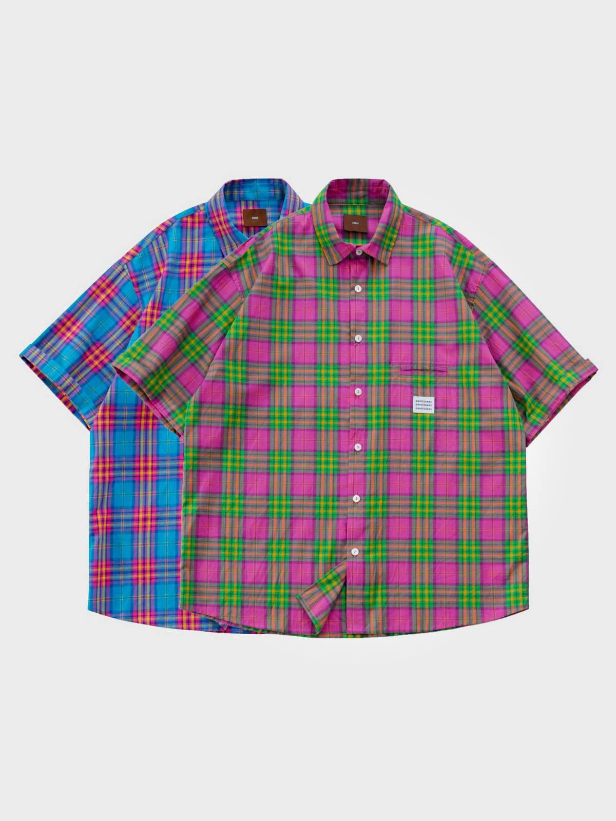 ウォッシュド加工が施された鮮やかなチェック柄のシャツ。