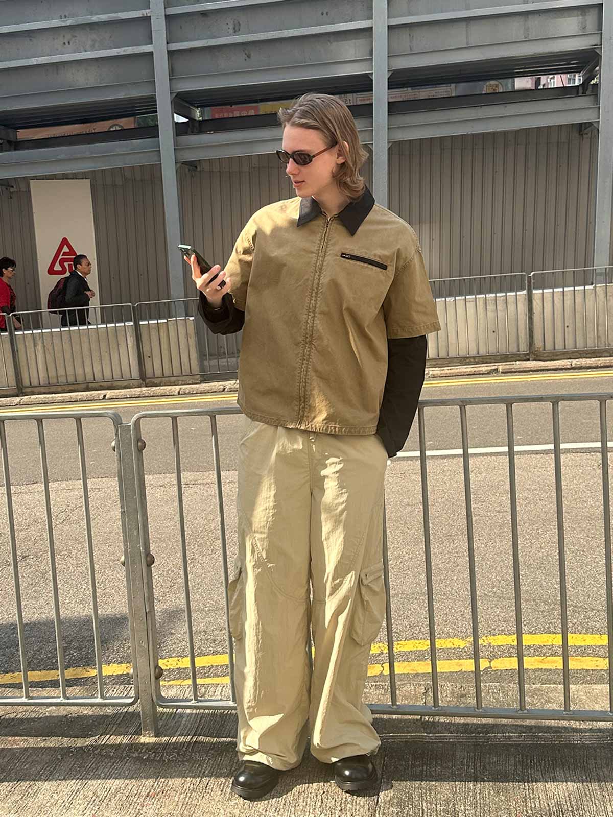 モデルが着用したアメリカンヴィンテージ風カラーショートスリーブシャツ