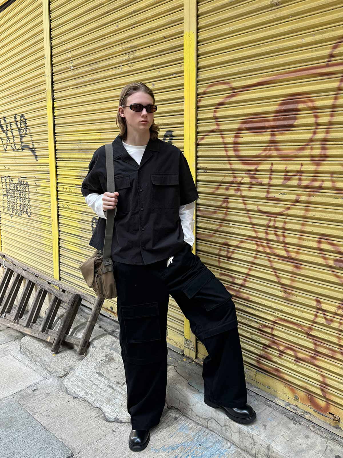 モデルが着用したアメリカンヴィンテージ風カラーショートスリーブシャツ