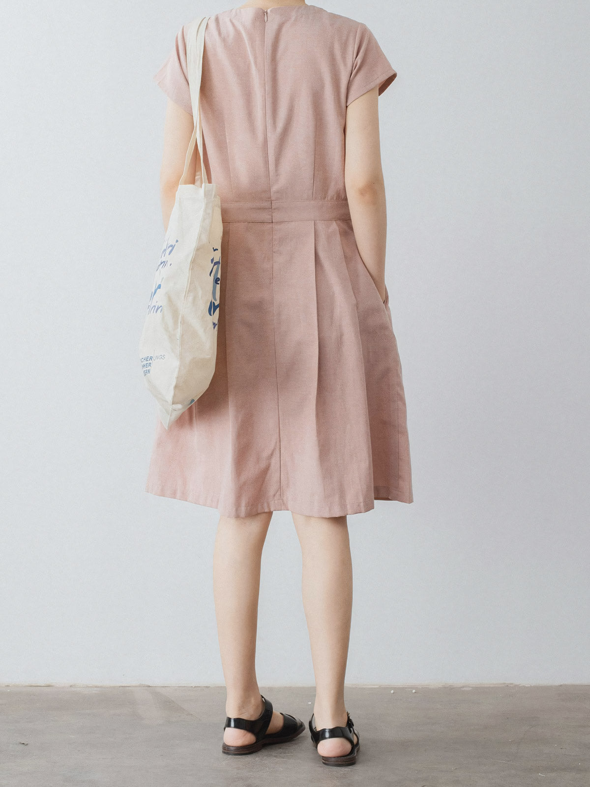 モデルがベーシックラウンドネックワンピースを着用し、多様な場面での着こなしを展示