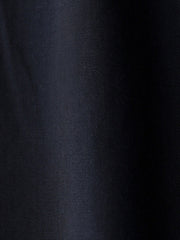 クロップドニットトップスのクルーネックとボタンディテールのクローズアップ。