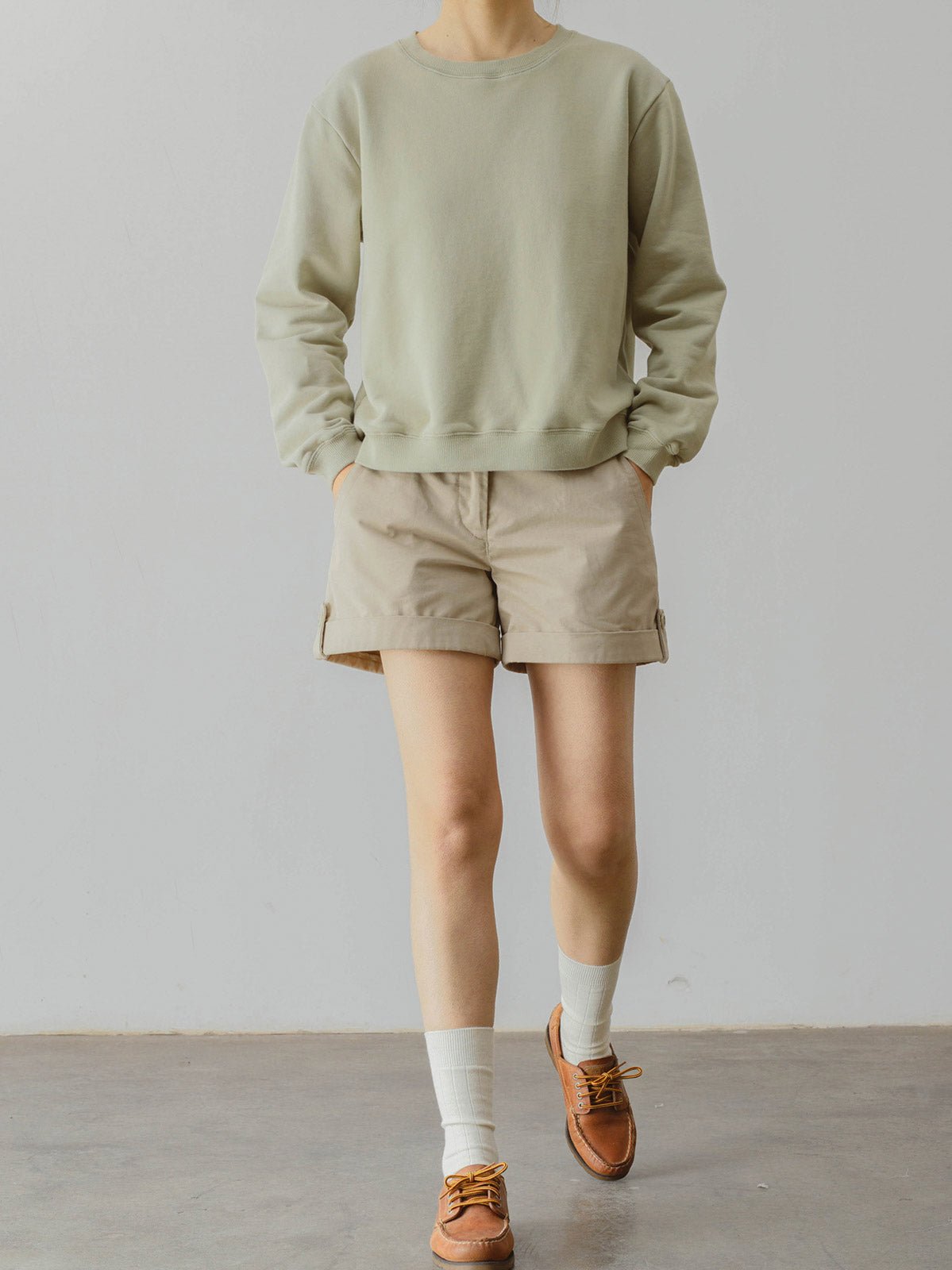 モデルがアメリカンレトロなモランディカラーショートコットンクルーネックスウェットを着用し、カジュアルなスタイリングを披露