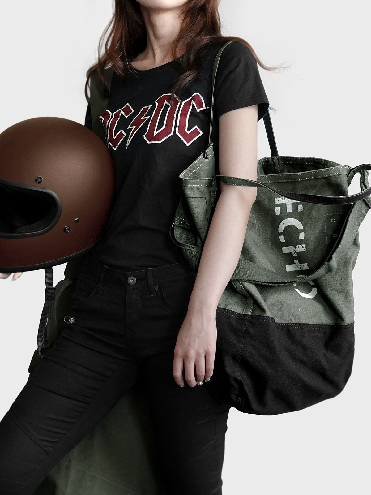 詳細画像: トートバッグのひまわり柄パッチワークとウォッシュ加工が施されたディテール画像。独特のデザインと素材のコンビネーションが特徴。

モデル画像: ひまわり柄キャンバストートバッグを使用したカジュアルコーディネート例。日常使いにも適した実用性の高いデザイン。