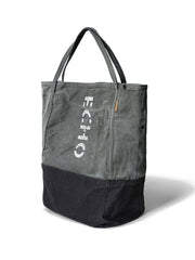 製品画像: ひまわり柄パッチワークヴィンテージキャンバストートバッグの正面画像。キャンバスとレザーを使用した13L容量のトートバッグ。

詳細画像: トートバッグのひまわり柄パッチワークとウォッシュ加工が施されたディテール画像。独特のデザインと素材のコンビネーションが特徴。