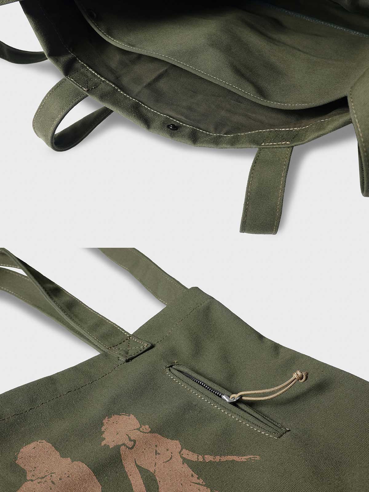 製品画像: ウォッシュ加工キャンバス通勤バッグの正面画像。PCスリーブ付きで、通勤やライディングに適したデザイン。
詳細画像: 外側のジッパーポケットとスマートフォン用ポケットのディテール画像。小物収納に便利な実用的デザイン。