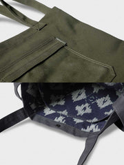 製品画像: ウォッシュ加工キャンバス通勤バッグの正面画像。PCスリーブ付きで、通勤やライディングに適したデザイン。
詳細画像: 外側のジッパーポケットとスマートフォン用ポケットのディテール画像。小物収納に便利な実用的デザイン。