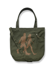 製品画像: ウォッシュ加工キャンバス通勤バッグの正面画像。PCスリーブ付きで、通勤やライディングに適したデザイン。
詳細画像: 外側のジッパーポケットとスマートフォン用ポケットのディテール画像。小物収納に便利な実用的デザイン。