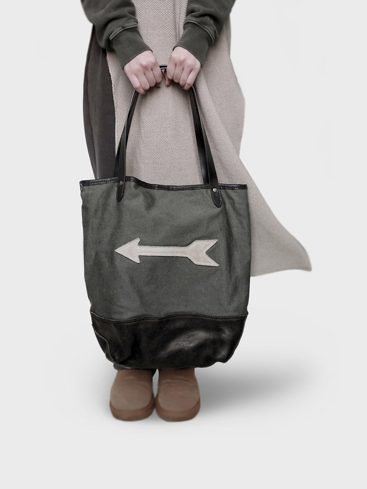 詳細画像: ヴィンテージトートバッグのレザーとウールラグのコンビネーションディテール画像。独特のデザインが特徴的な素材の組み合わせ。
モデル画像: インディアンラグキャンバストートバッグを使った日常の通勤やアウトドア活動のシーン。