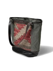 製品画像: インディアンラグヴィンテージキャンバストートバッグの正面画像。キャンバスとレザーを組み合わせた12Lの大容量設計。
詳細画像: ヴィンテージトートバッグのレザーとウールラグのコンビネーションディテール画像。独特のデザインが特徴的な素材の組み合わせ。