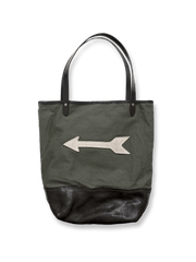 製品画像: インディアンラグヴィンテージキャンバストートバッグの正面画像。キャンバスとレザーを組み合わせた12Lの大容量設計。
詳細画像: ヴィンテージトートバッグのレザーとウールラグのコンビネーションディテール画像。独特のデザインが特徴的な素材の組み合わせ。