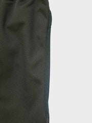 製品画像: 軽量カラーブロックスウェットパンツの正面画像。オールシーズン対応で、快適なゴムウエストデザインが特徴。
詳細画像: 膝部分のカラーブロックデザインのディテール画像。ファッション性の高いデザインが、立体感を与えています。