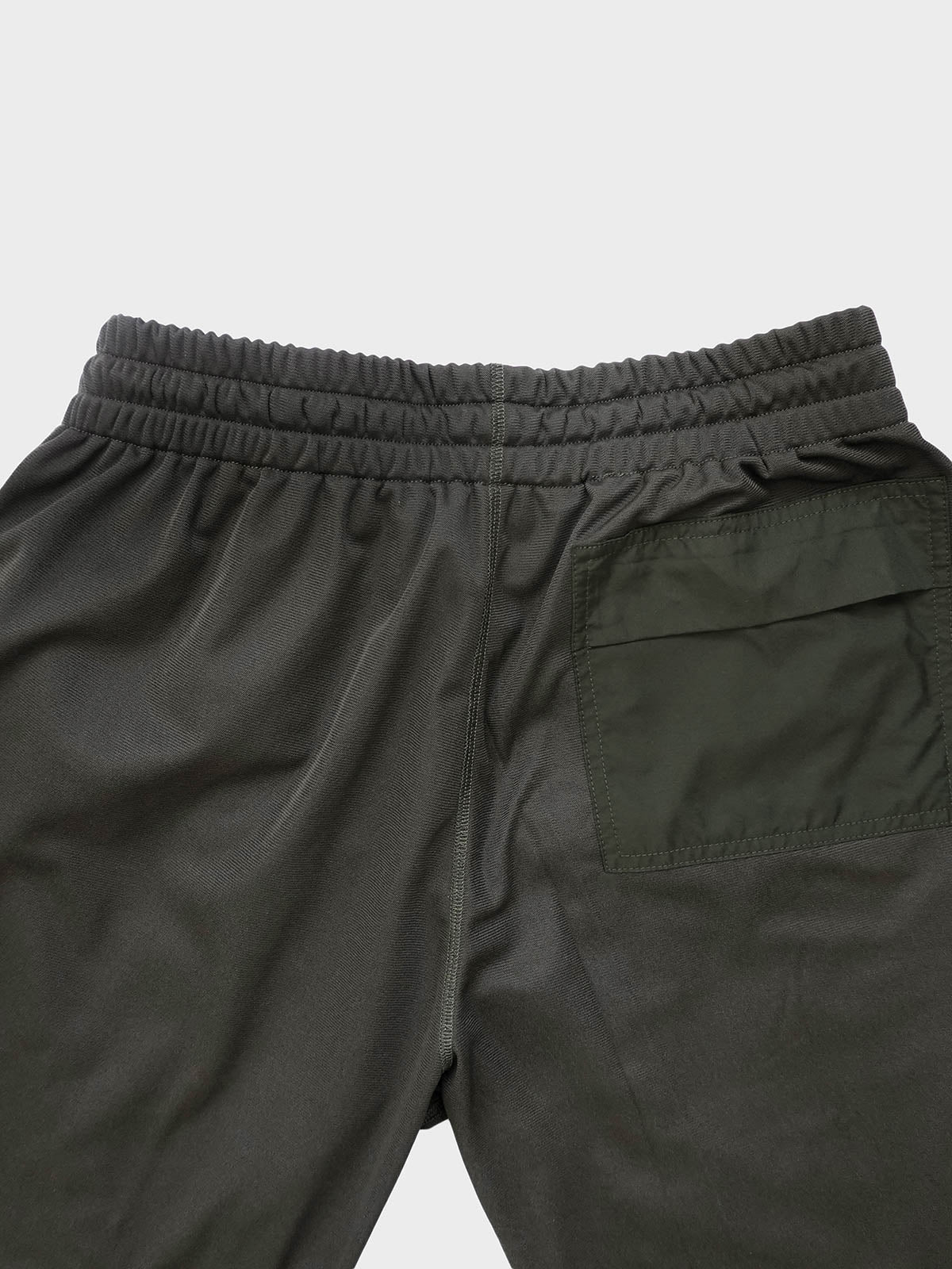 製品画像: 軽量カラーブロックスウェットパンツの正面画像。オールシーズン対応で、快適なゴムウエストデザインが特徴。
詳細画像: 膝部分のカラーブロックデザインのディテール画像。ファッション性の高いデザインが、立体感を与えています。