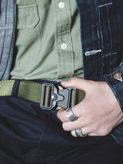 ミリタリーベルトのバックルのクローズアップ、簡単に長さ調整と脱着が可能な機能を示す
