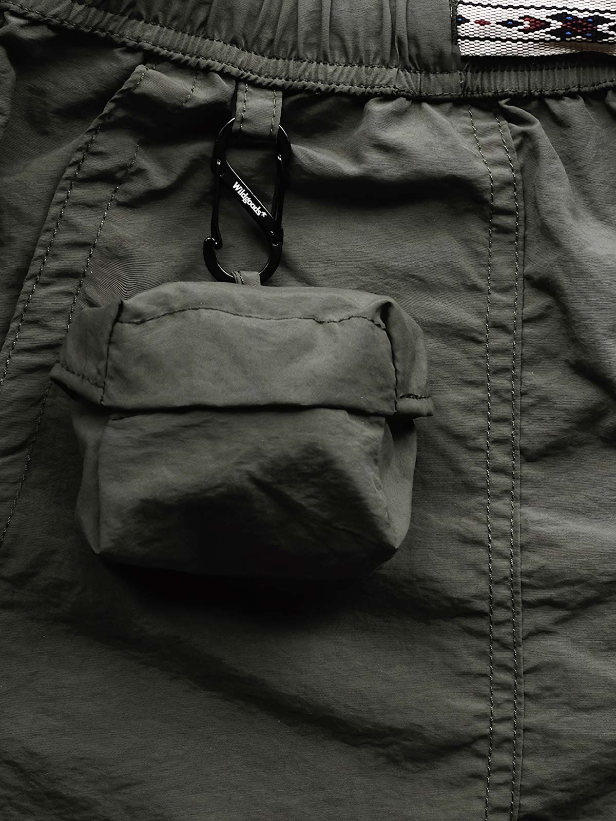  ショーツのウエストマグネットバックルとポケットのディテール