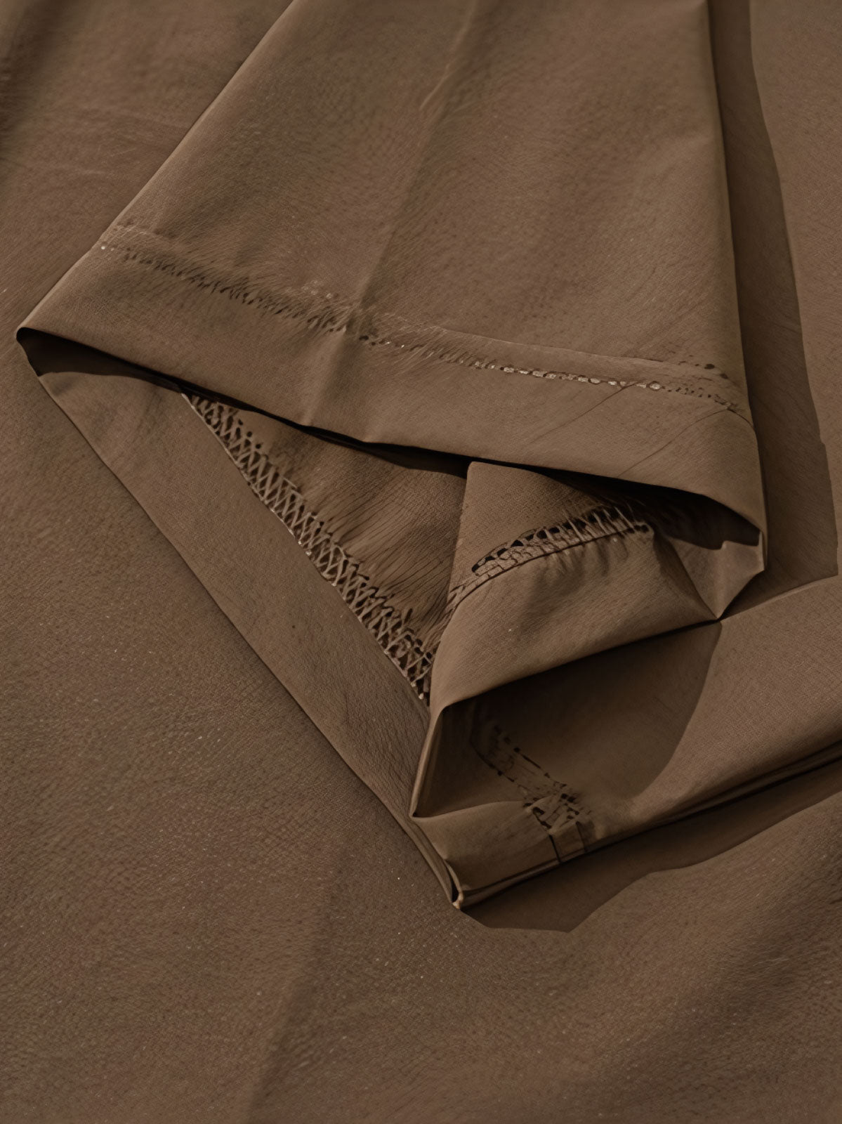 ポロシャツのジップスタンドカラーのディテール特写