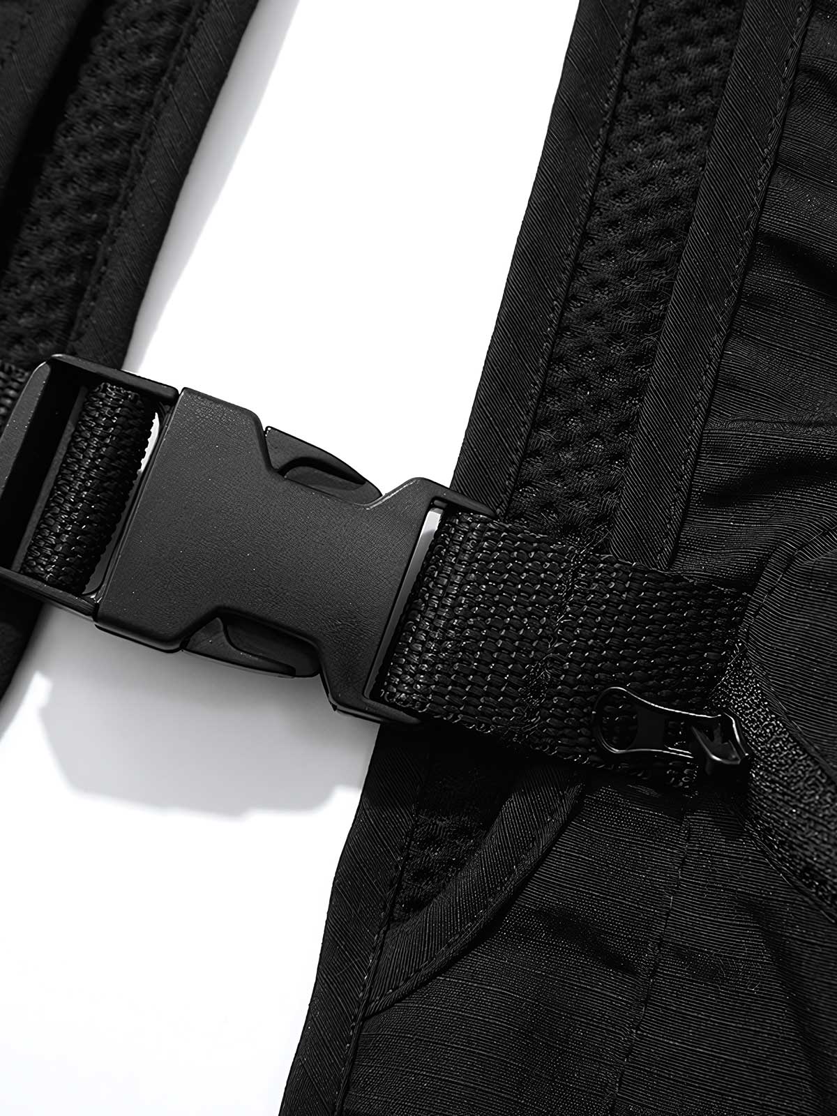 多機能ポケットと調整ストラップのディテール画像