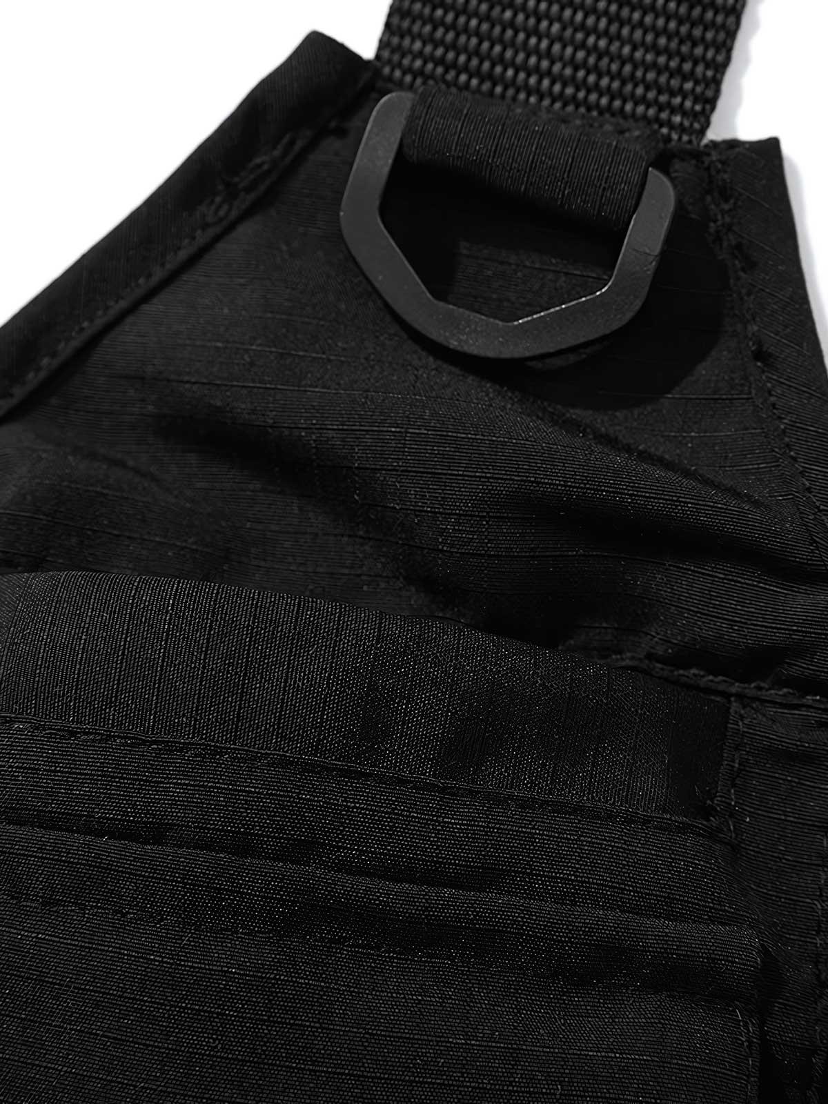 多機能ポケットと調整ストラップのディテール画像