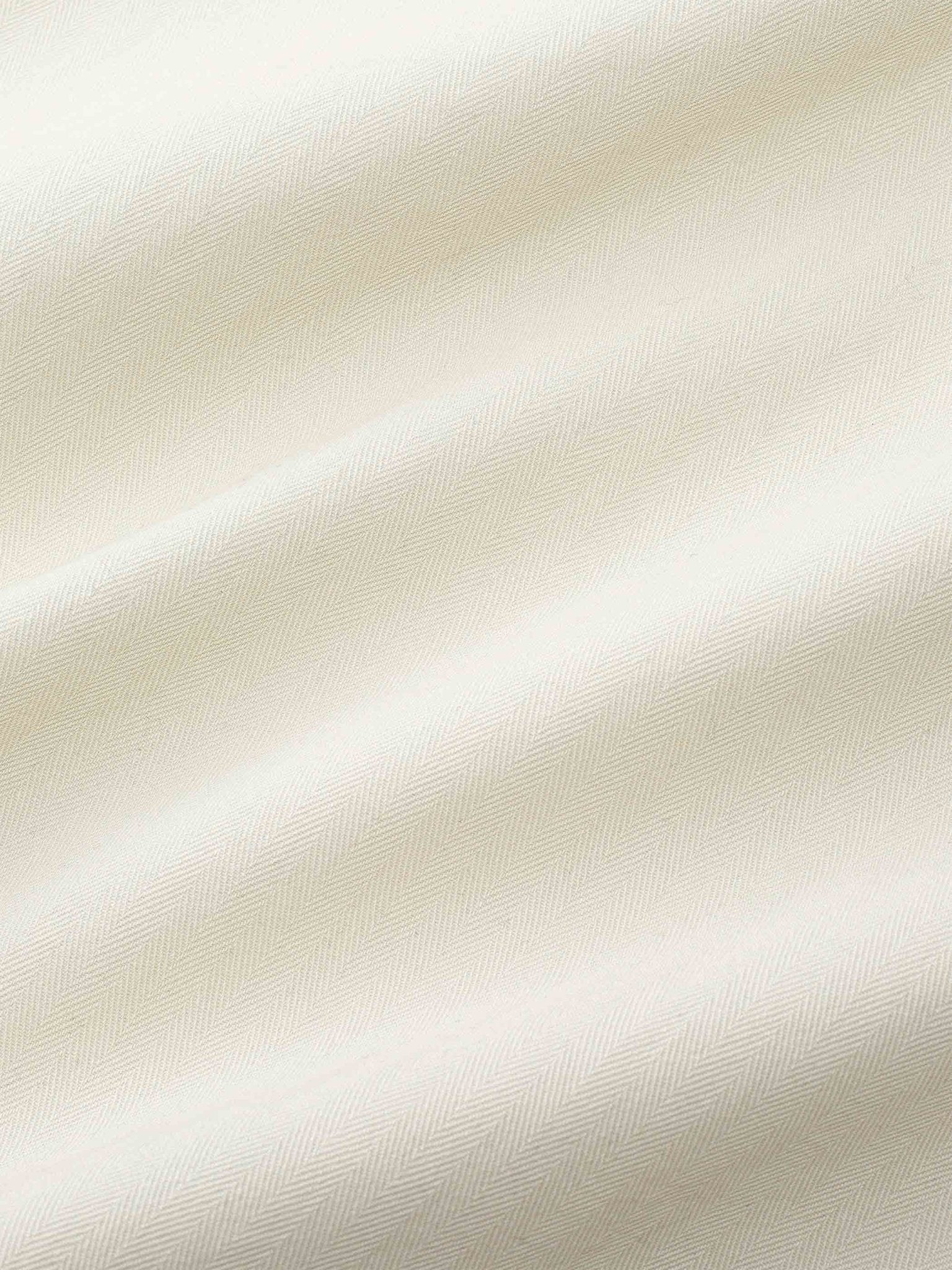 ミリタリースタイルと洗練されたデザインが融合したフード付きパーカーコレクション。コットン95％素材で快適な着心地。