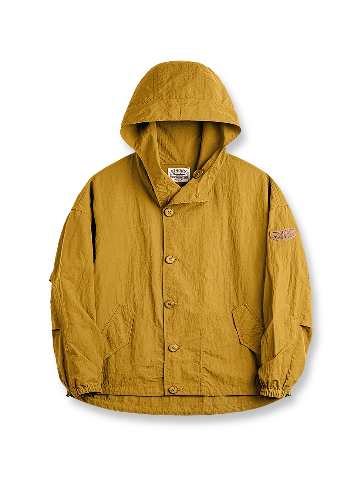 タスロン素材のシワ加工が特徴的な薄手フード付きジャケット全体画像。エポレットデザインとヴィンテージ感漂うテクスチャーが、アウトドアや日常のあらゆるシーンで活躍する一着。

詳細画像
スタンドカラーと折り襟の2WAY仕様、エポレットディテール、フラップ付きスナップボタンポケット、そしてドローコード付き裾のディテールを強調したクローズアップ画像。機能性とデザイン性が融合した細部。