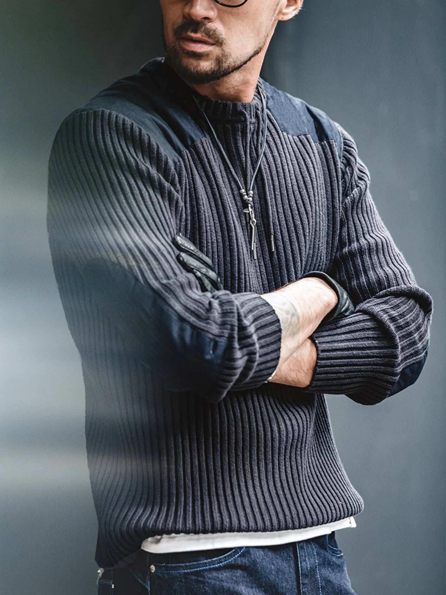 深い海軍ブルーを基調に、英国Navyスタイルから着想を得た上品なセーターです。
