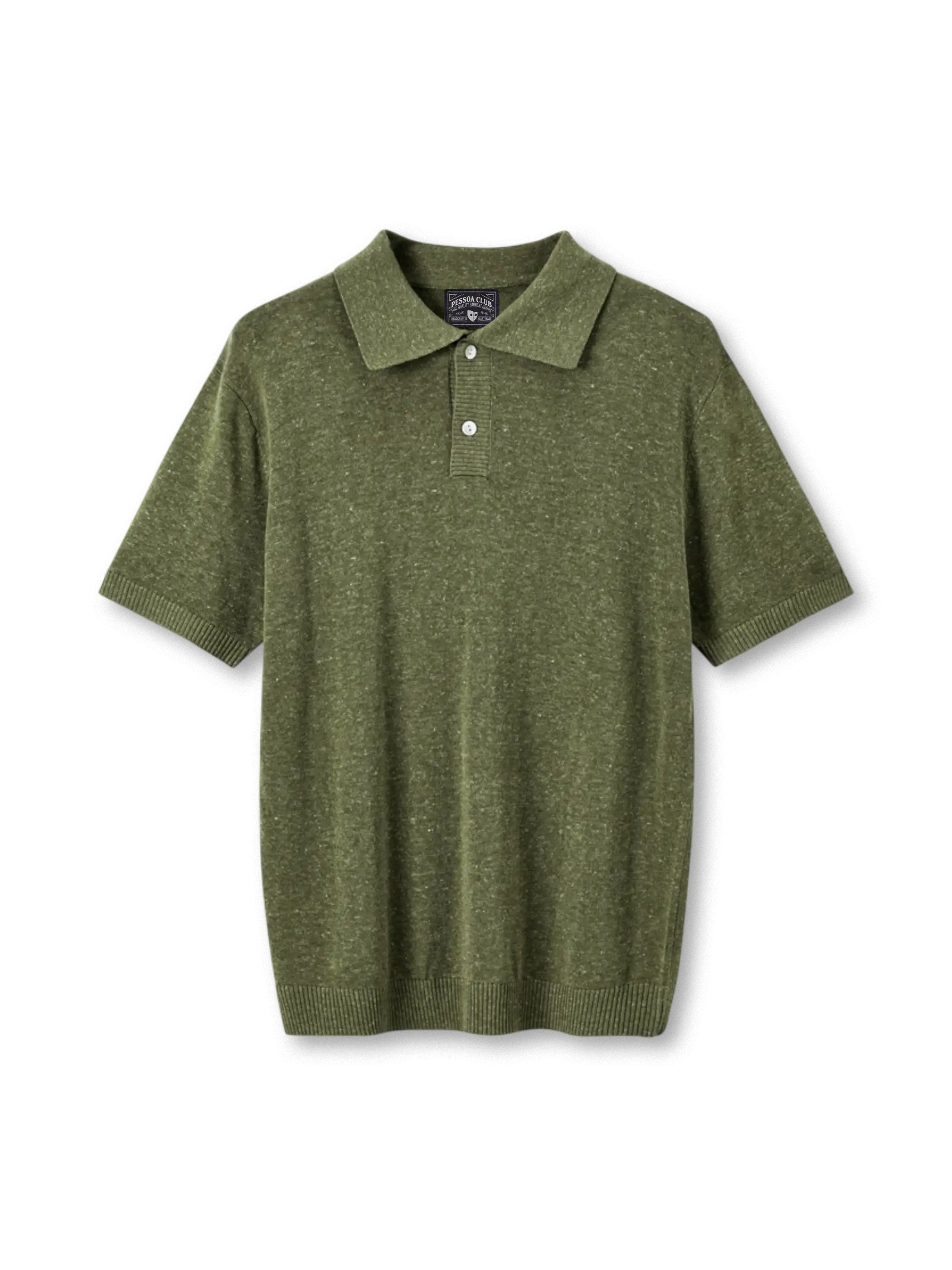 テンセルリネンニットポロの全身ビュー、リブ編み襟と滑らかなニットテクスチャーを強調。