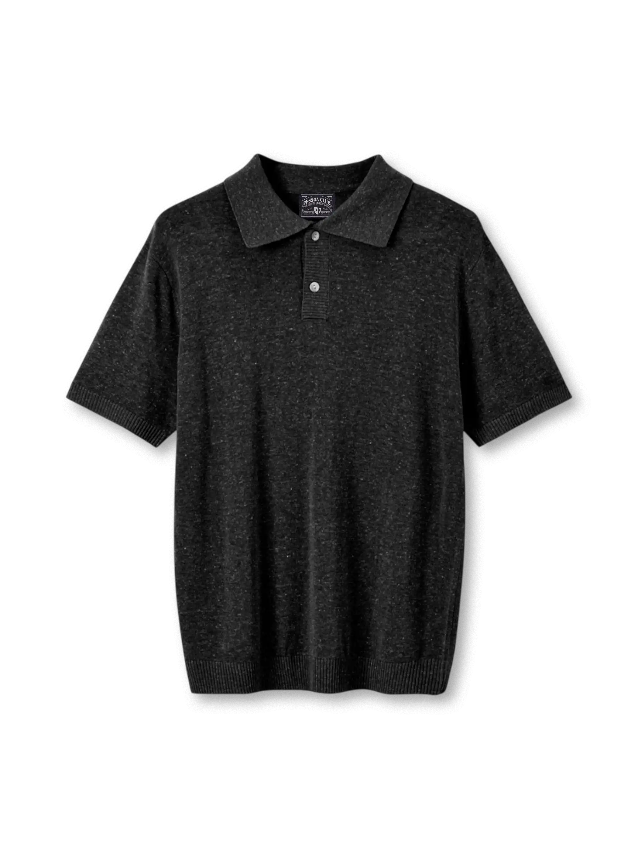 テンセルリネンニットポロの全身ビュー、リブ編み襟と滑らかなニットテクスチャーを強調。