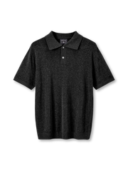 テンセルリネンニットポロの全身ビュー、リブ編み襟と滑らかなニットテクスチャーを強調。